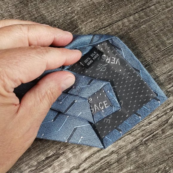 Gianni Versace hand-made Italian silk necktie - Picture 4 of 5